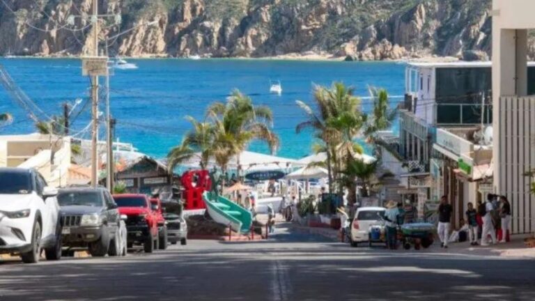 Street view of Los Cabos