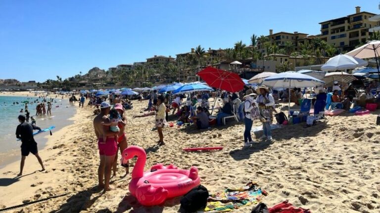 Los Cabos beach crowded by tourists