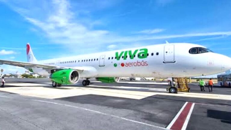 VivaAerobus airplane