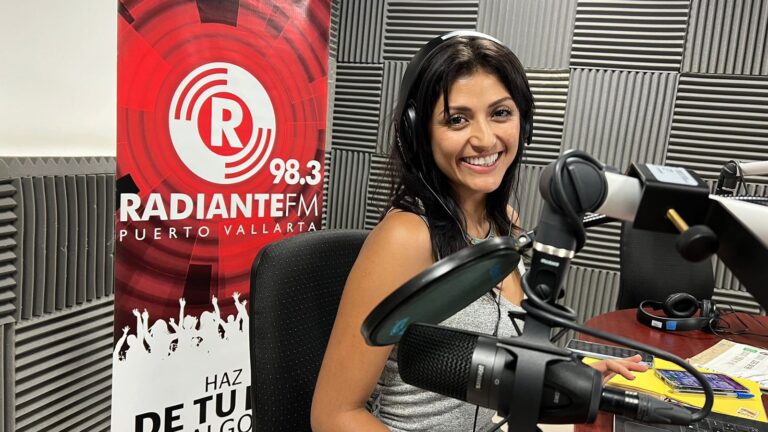 Jessy Ruiz in Radiante FM cabin
