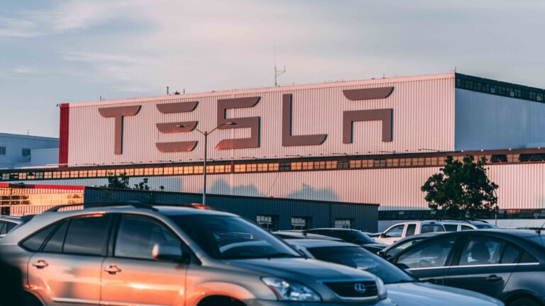  Dusk image of the Tesla factory, highlighting Mexico's long-term investment potential and the captivating golden and purple hues