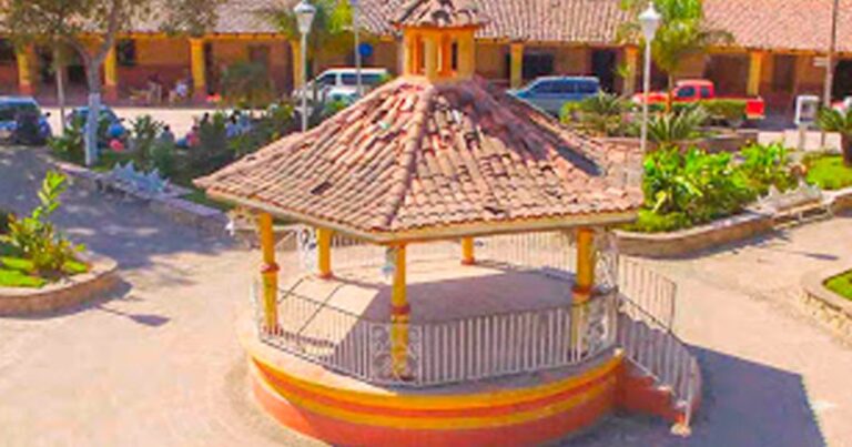 The main plaza's kiosk of El Tuito