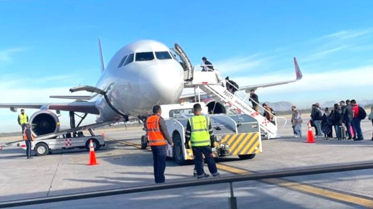 Passengers boarding a plane at Los cabos Airport