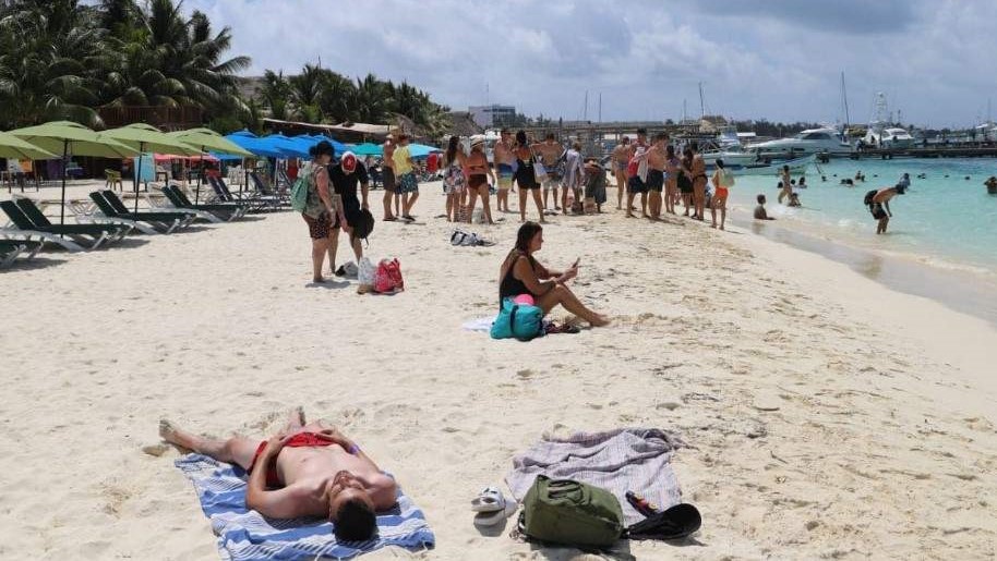 Tourists on the Isla Mujeres beach