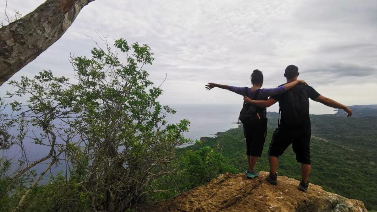 Couple standing on top of Cerro de Mono