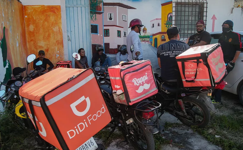 Rappi deliverers lined up in Cancun