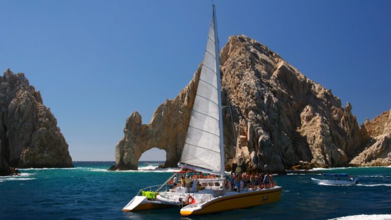 Sailboat in a tour to the Arch of Los Cabos