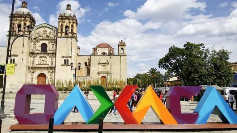 Letters of Oaxaca in front of the cathedral