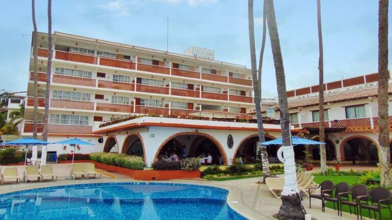 Pool and buiding of Hotel Rosita.