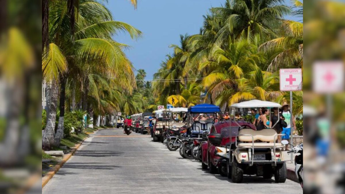 busy street on Isla Mujeres