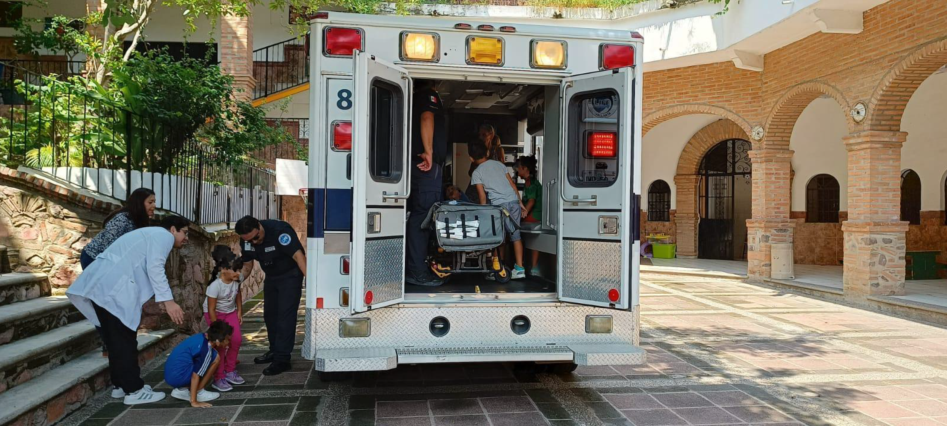 RISE children seeing a Hospiten ambulance