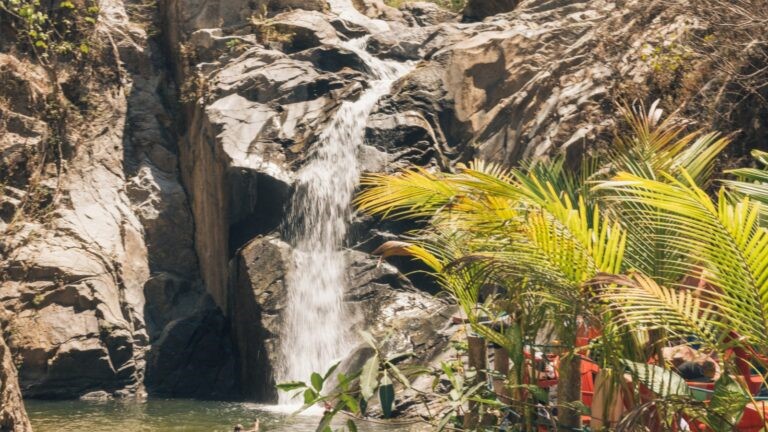 Quimixto waterfall and pond