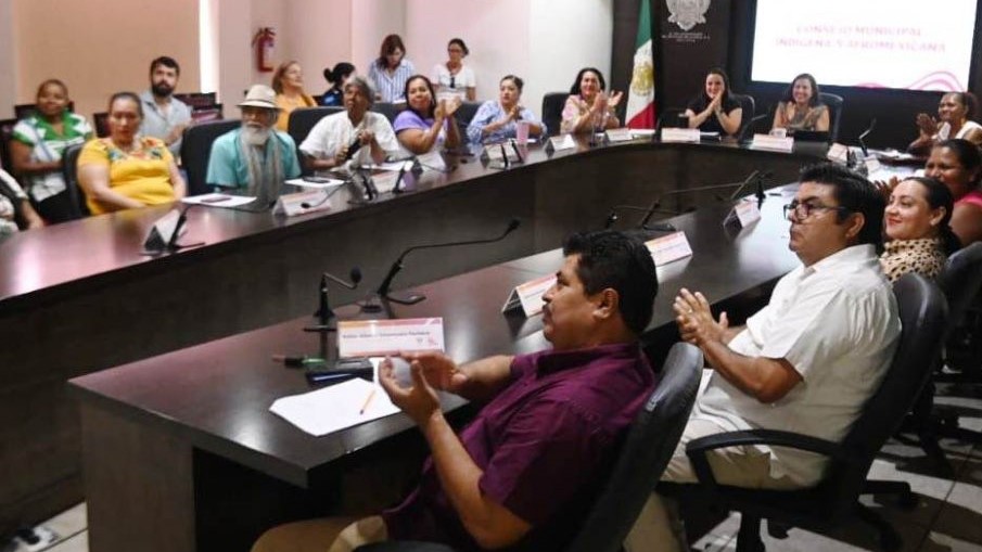 La Paz city officials in a meeting