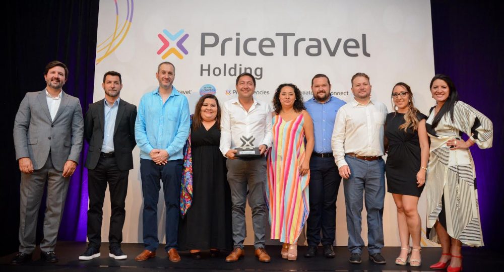 Tourism executives receiving Puerto Vallarta award