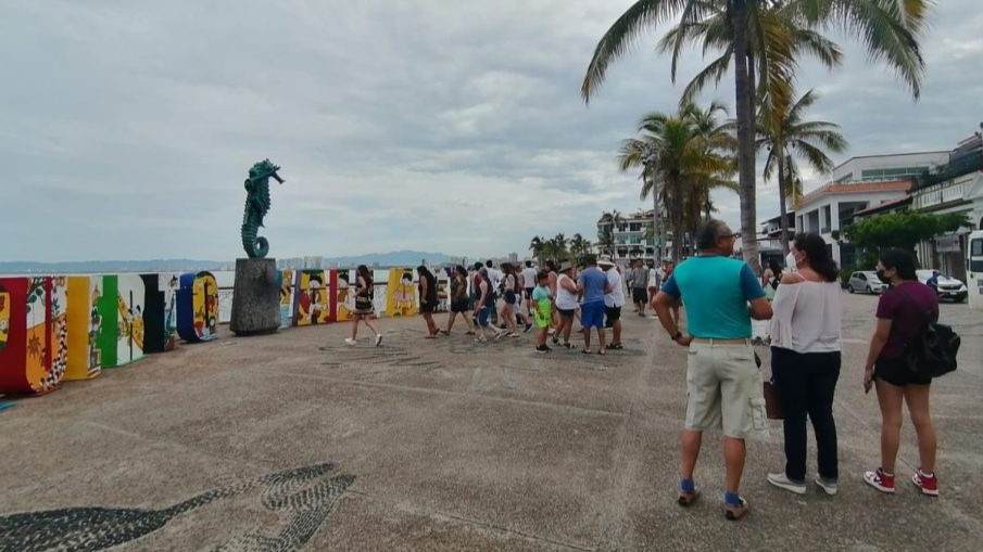 Tourists on the Puerto Vallarta malecon