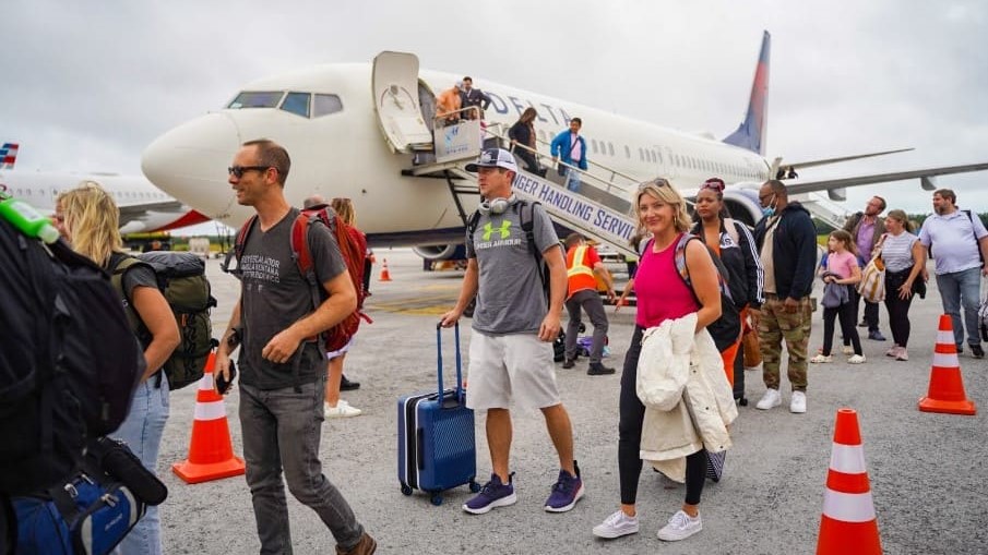 Passengers unboarding a Delta airline