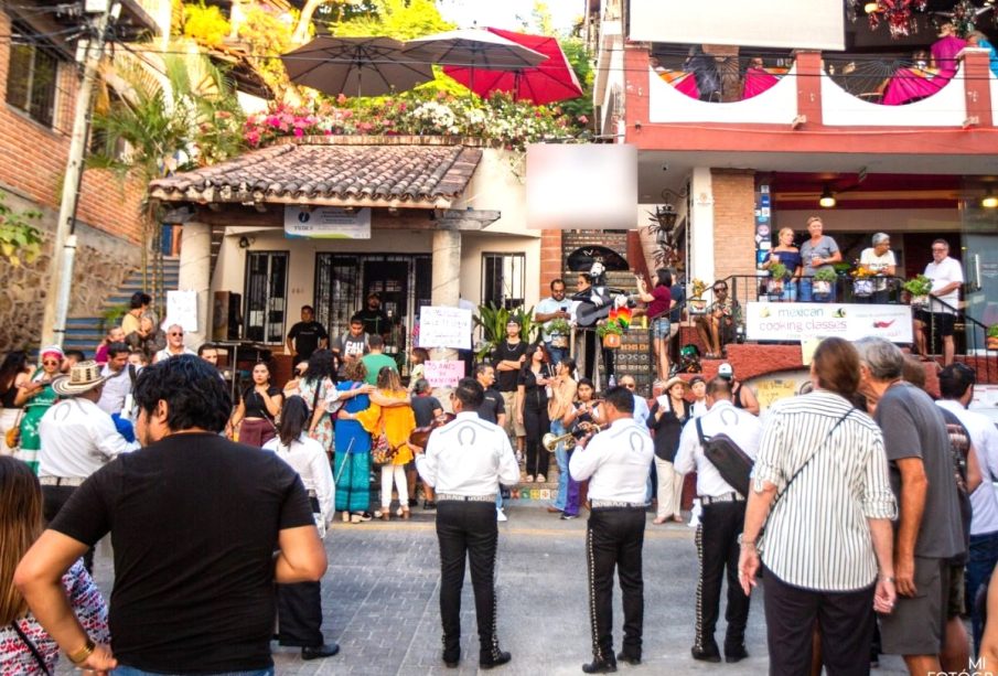 tourists and mariachi outside Gaby restaurant