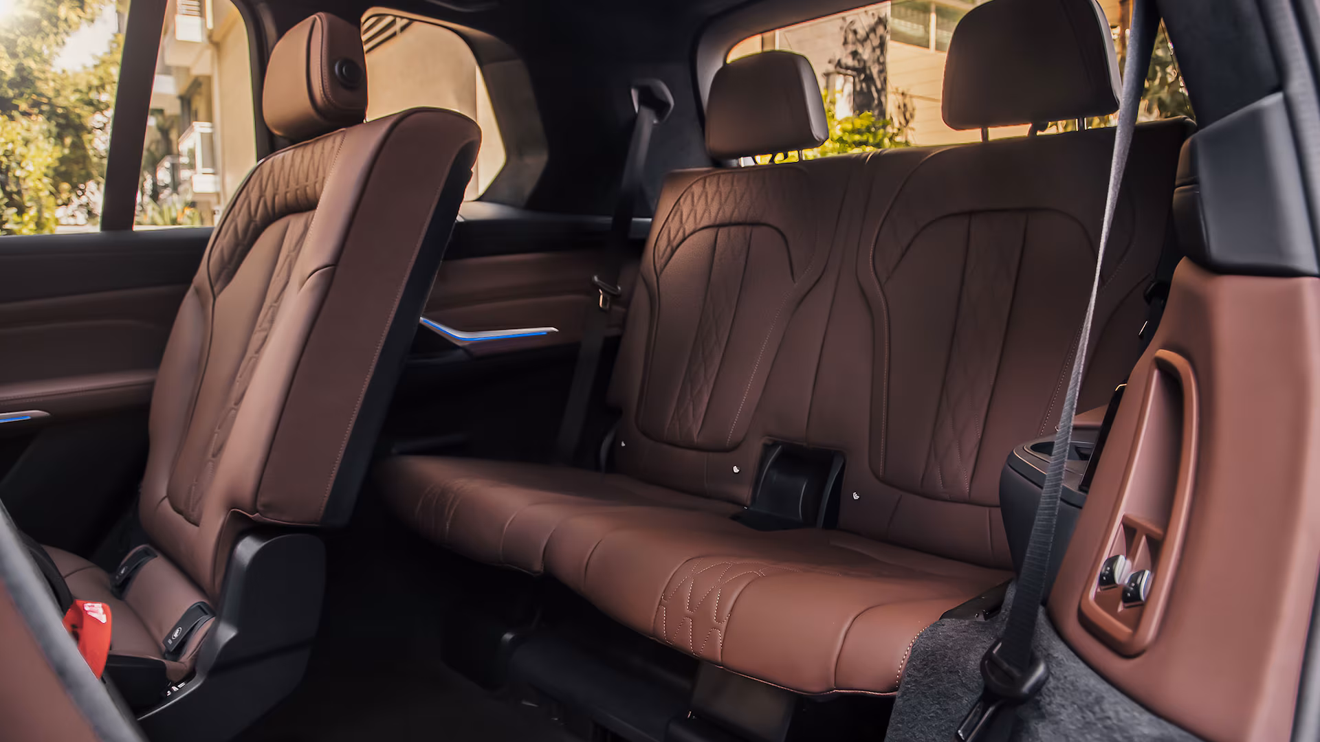 2020-BMW-X7-xDrive40i-7.avif