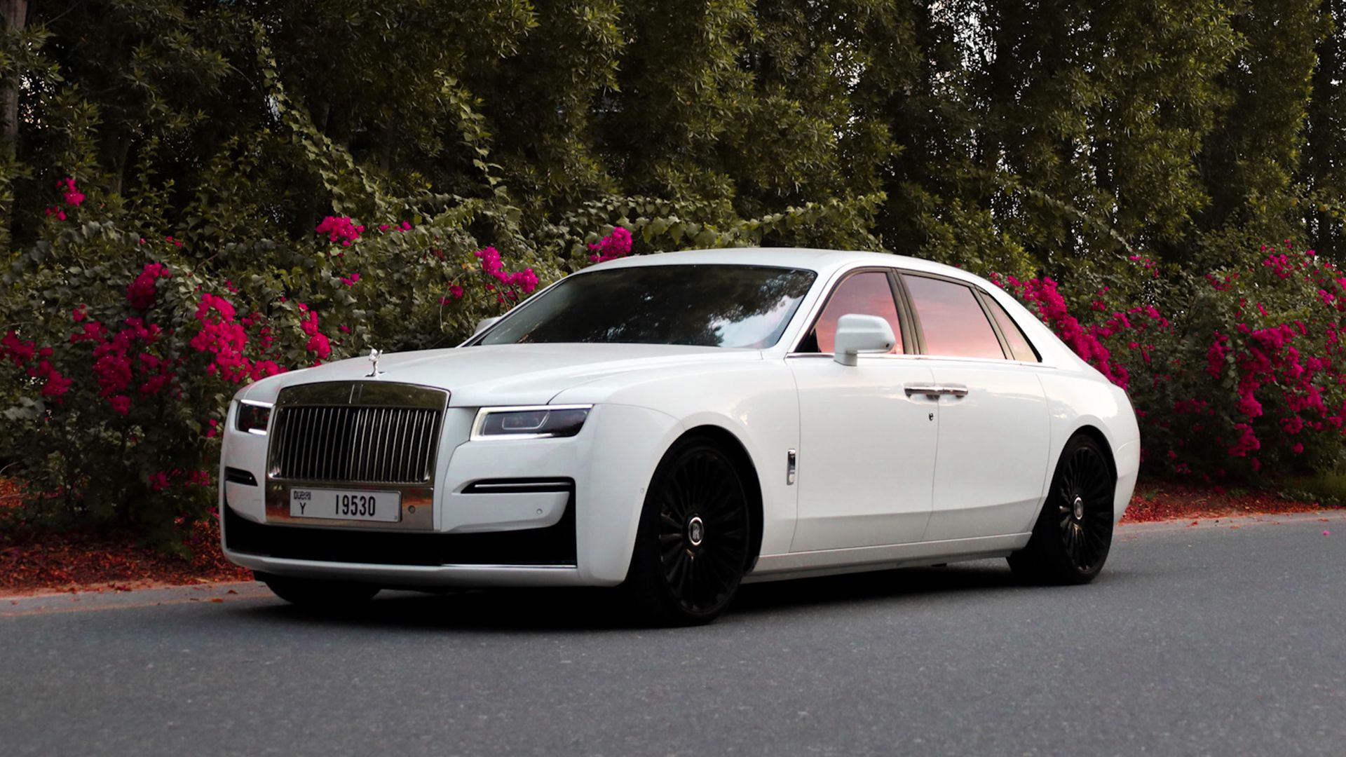 Аренда ройс ройс. Rolls Royce Ghost 2024. Rolls Royce Ghost фиолетовый. Roly Roys in Dubai. Rolls Royce Ghost White Wedding.