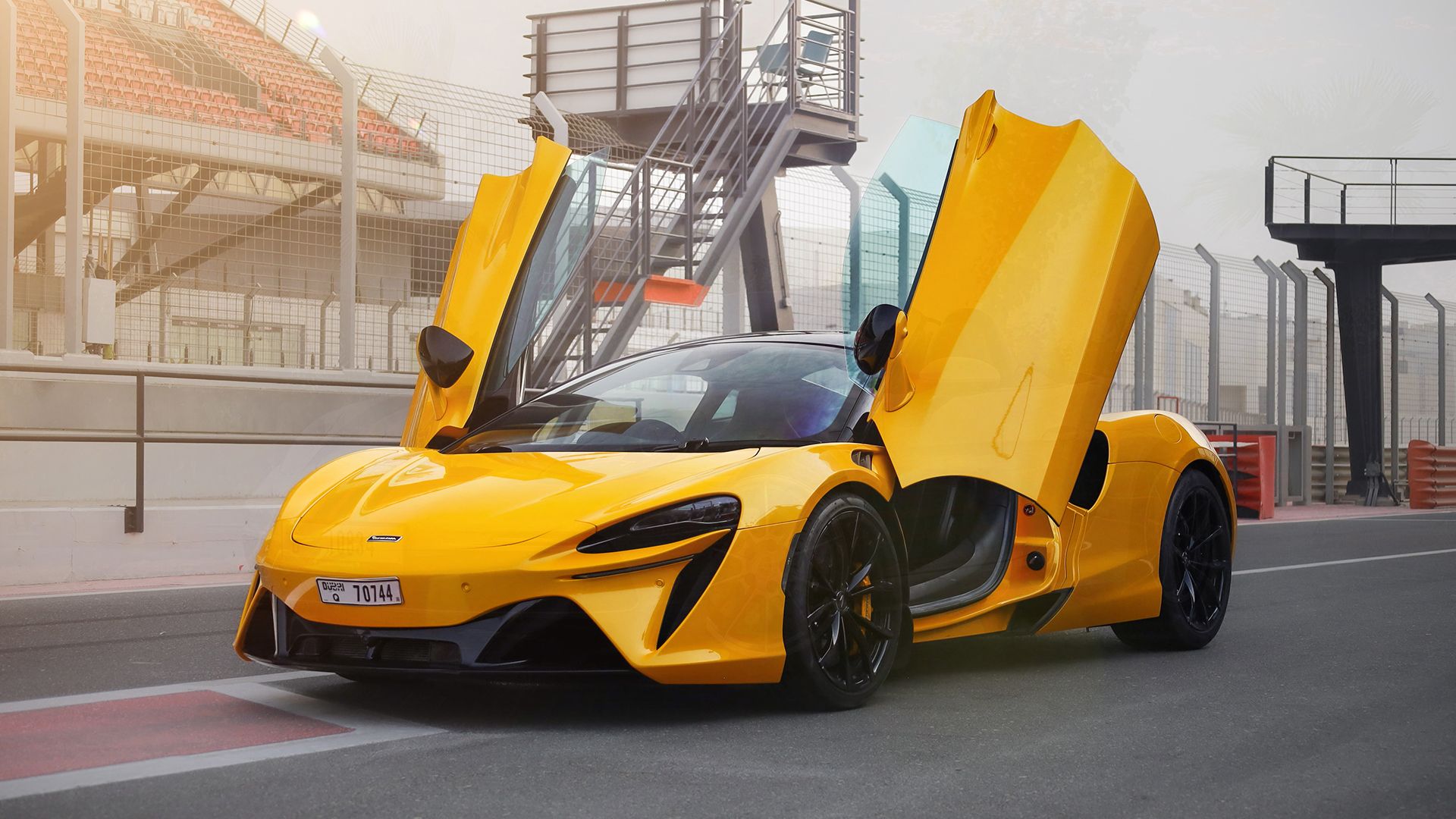 Прокат McLaren Artura в Дубае - аренда Макларен Артура с водителем и ...