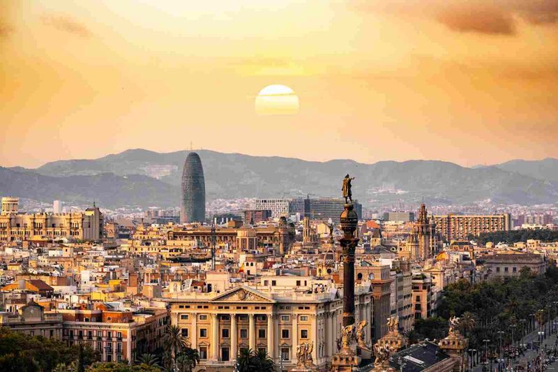 Barcelona City Breaks: The Ultimate guide | Triplay.ai