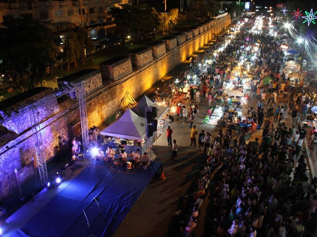 Songkhla Tae Raek · Saturday-night stalls beside the historic city wall