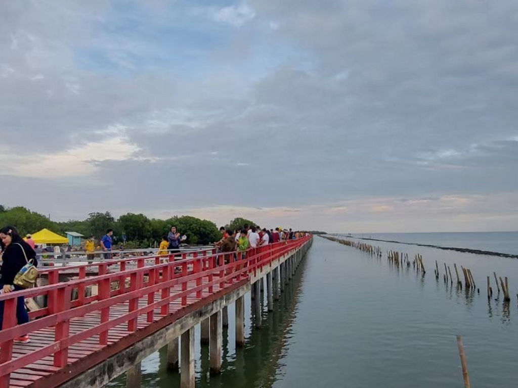Saphan Daeng, Dolphin View Point | Find & View Tourist Attractions on ...