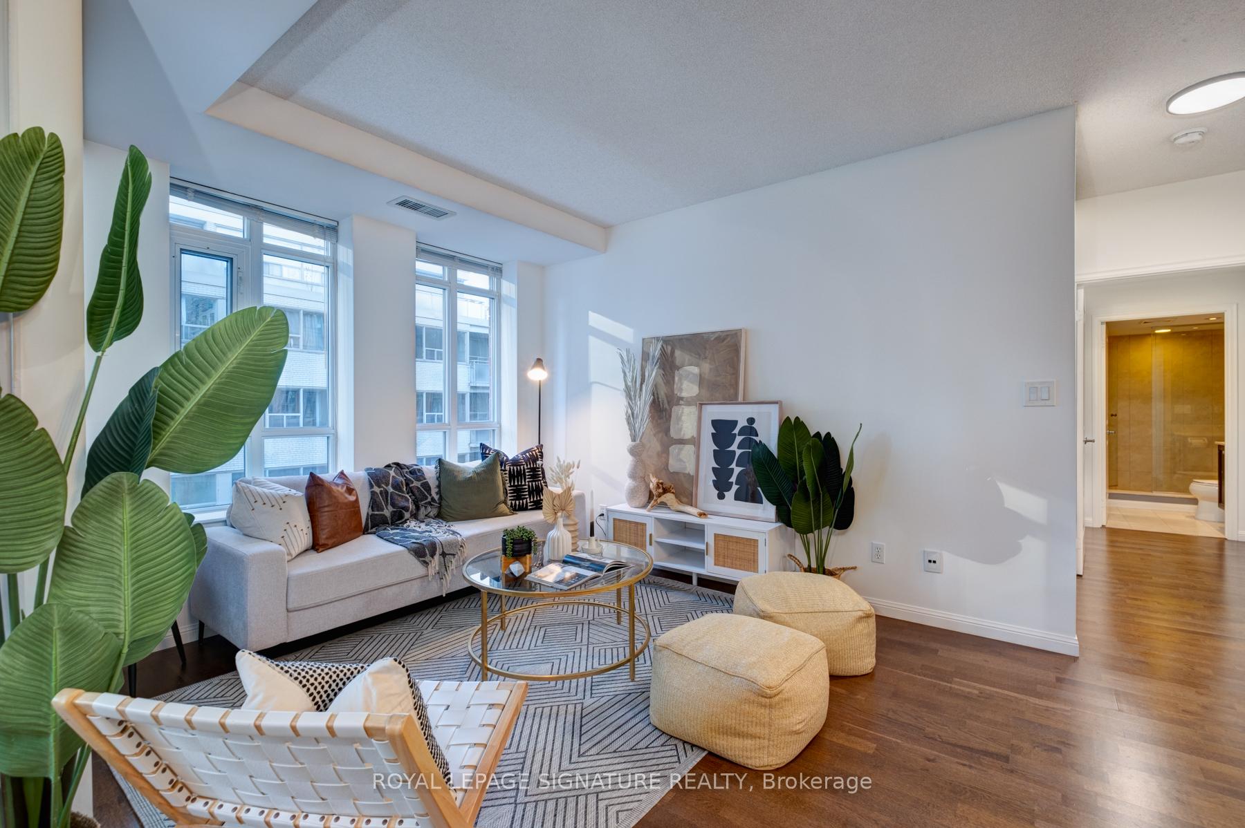 #425 - 900 Mount Pleasant Rd, Toronto, ON M4P3J9 | 2 Bedroom 2 Bathroom Condo Apt | Image 1