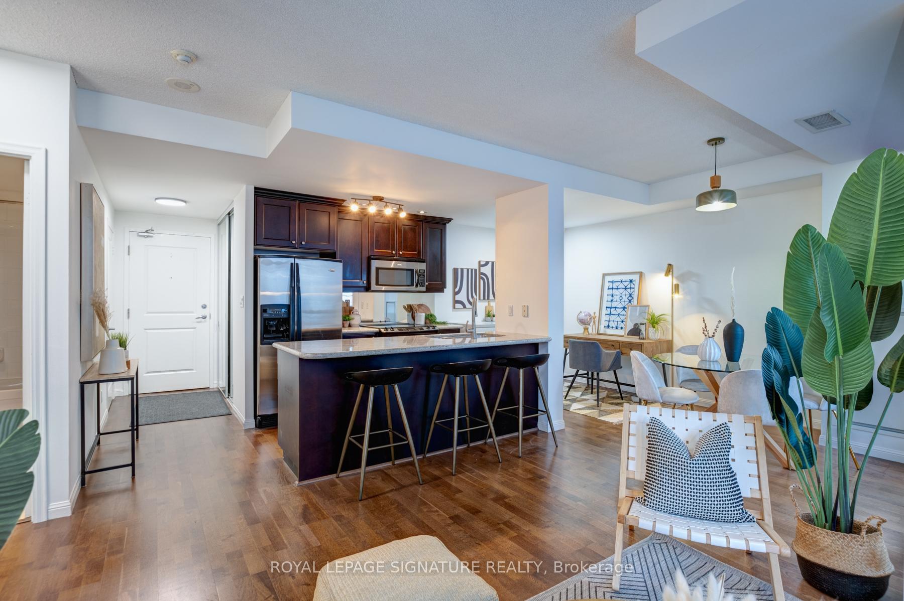 #425 - 900 Mount Pleasant Rd, Toronto, ON M4P3J9 | 2 Bedroom 2 Bathroom Condo Apt | Image 4