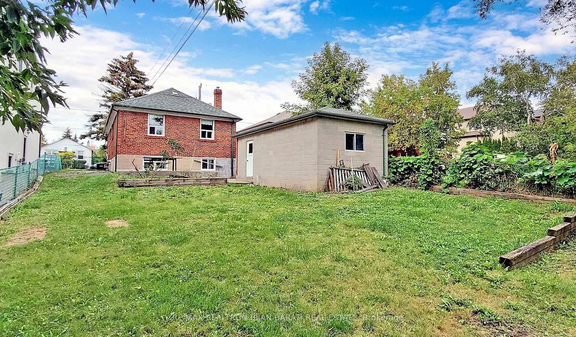 37 Regina Ave, Toronto, ON M6A1R4 | 2 Bedroom 2 Bathroom Detached House | Image 11