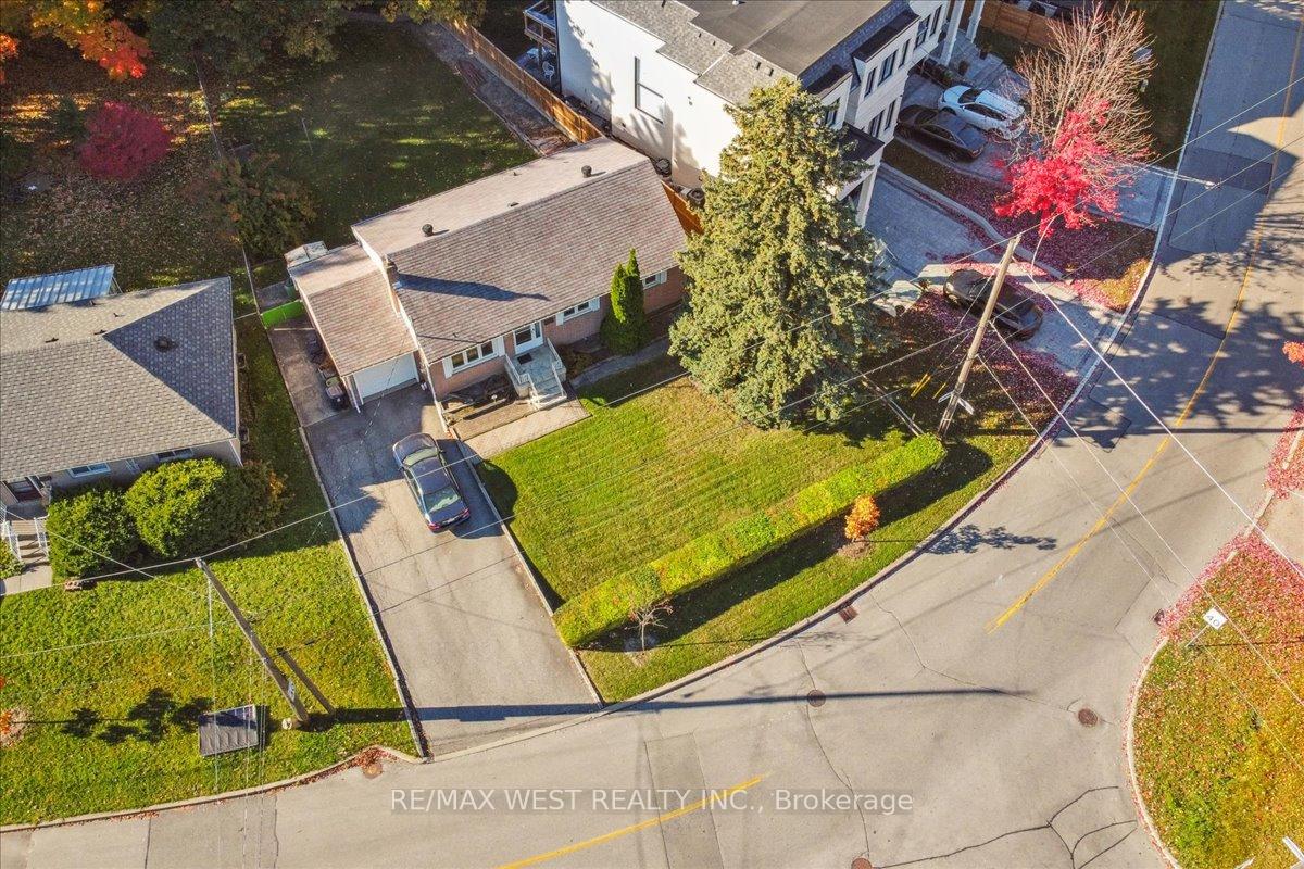 163 Newton Dr, Toronto, ON M2M2N6 | 3 Bedroom 1 Bathroom Detached House | Image 3