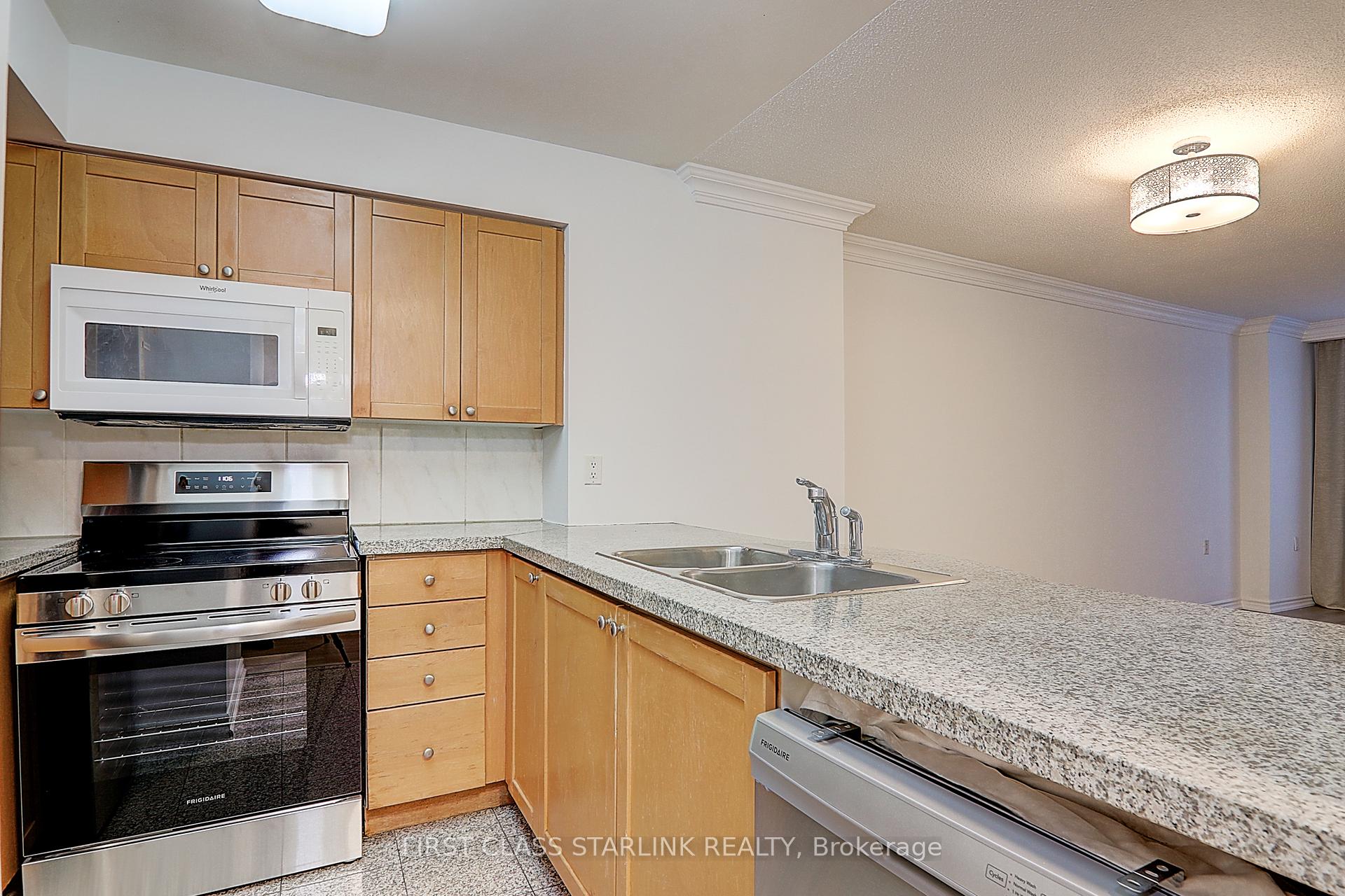 #302 - 388 Bloor St E, Toronto, ON M4W3W9 | 2 Bedroom 2 Bathroom Condo Apt | Image 14