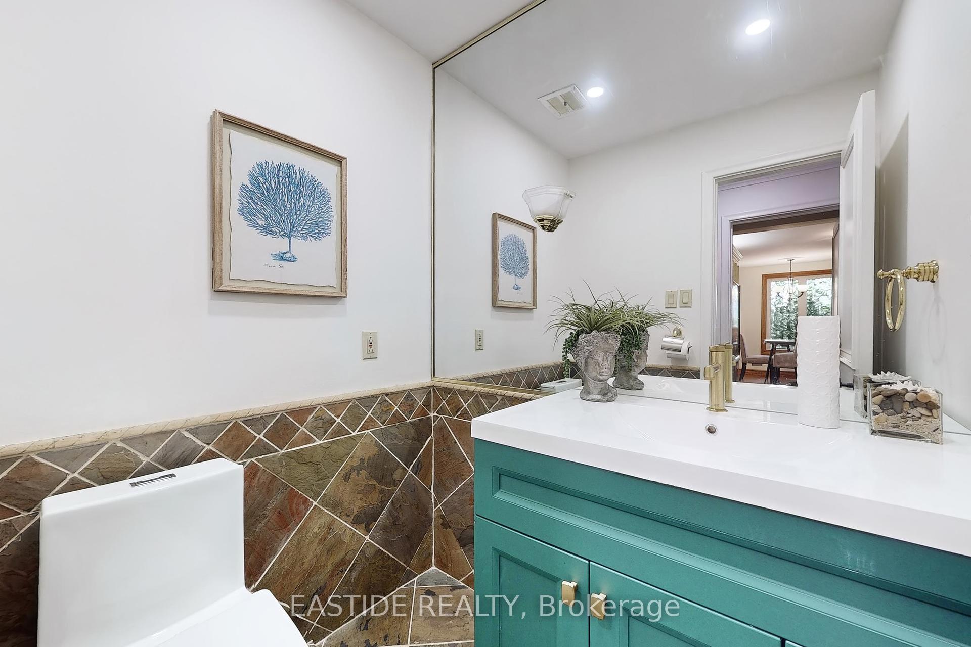 54 Plymbridge Rd, Toronto, ON M2P1A3 | 4 Bedroom 4 Bathroom Detached House | Image 22