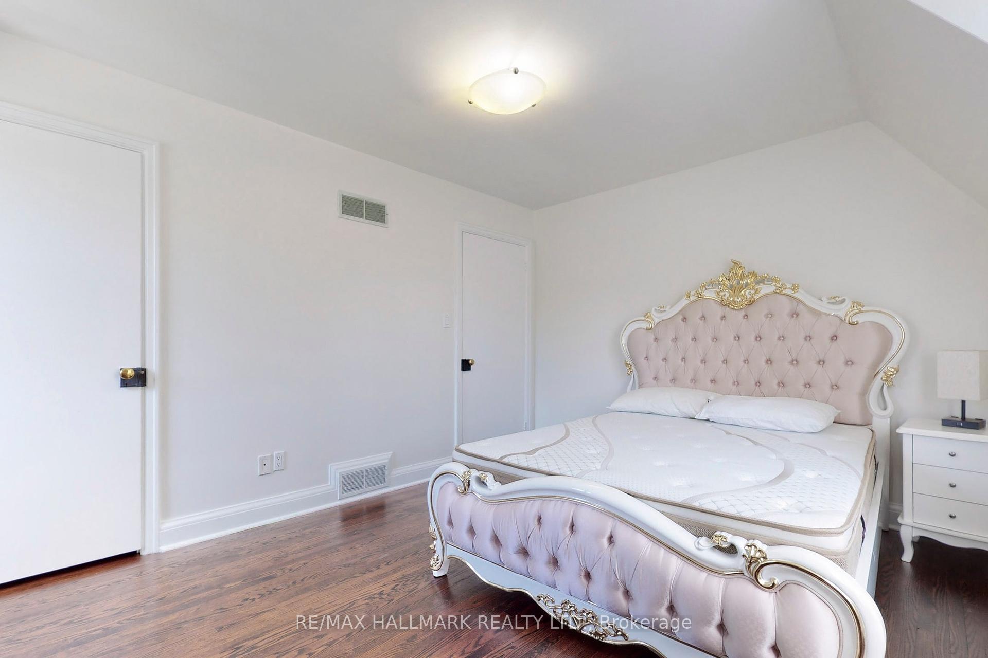 7 Gerald St, Toronto, ON M2L2M4 | 4 Bedroom 4 Bathroom Detached House | Image 16