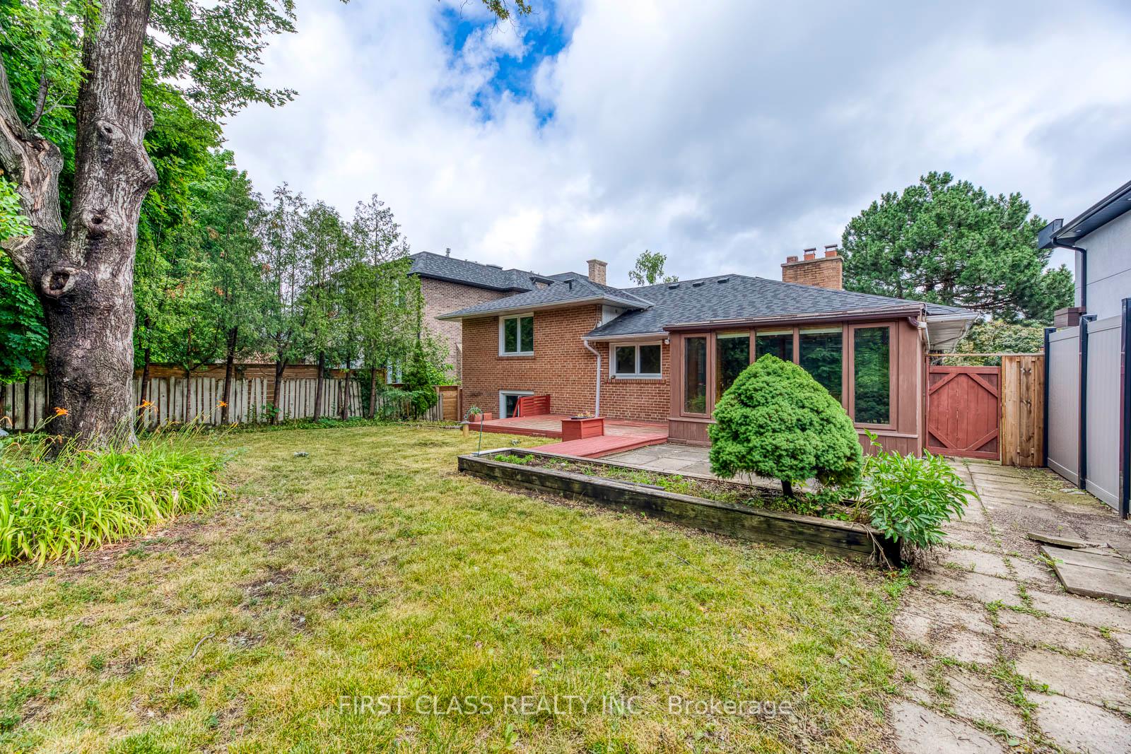 25 Whittaker Cres, Toronto, ON M2K1K7 | 4 Bedroom 3 Bathroom Detached House | Image 32