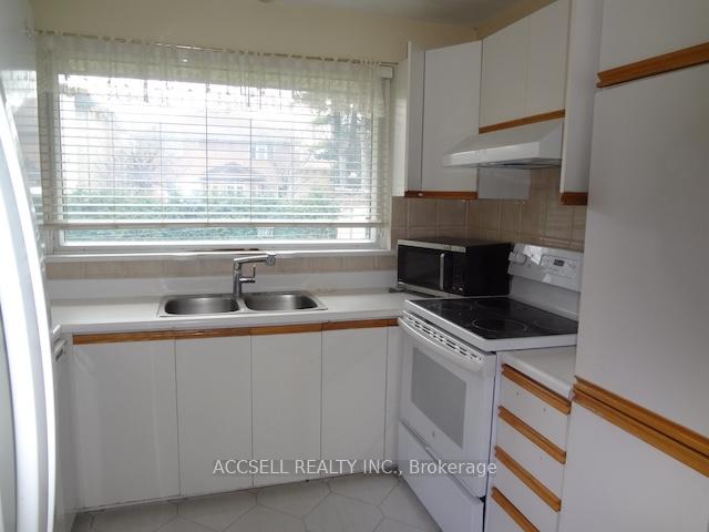 163 Hounslow Ave, Toronto, ON M2N2B3 | 3 Bedroom 2 Bathroom Detached House | Image 4