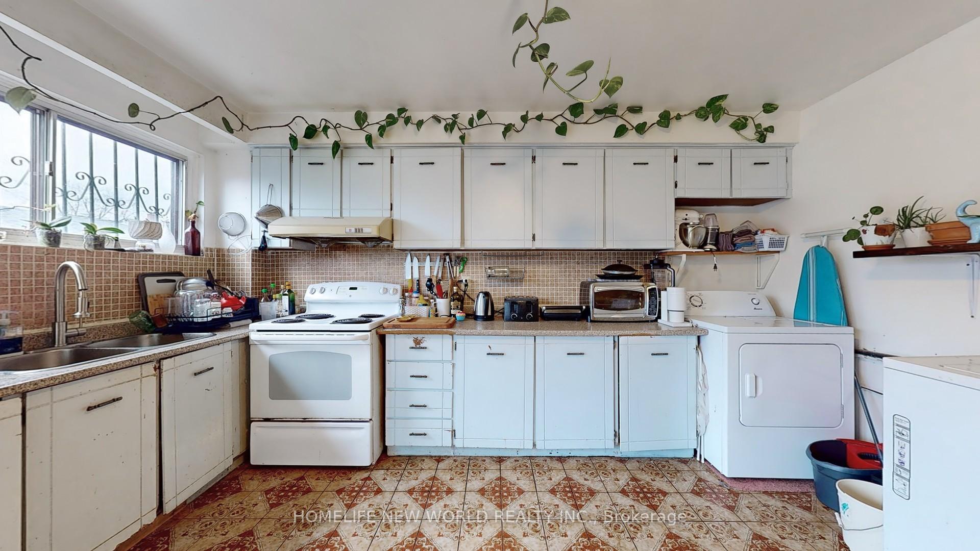 32 Markham St, Toronto, ON M6J2G2 | 4 Bedroom 2 Bathroom Semi-Detached House | Image 7