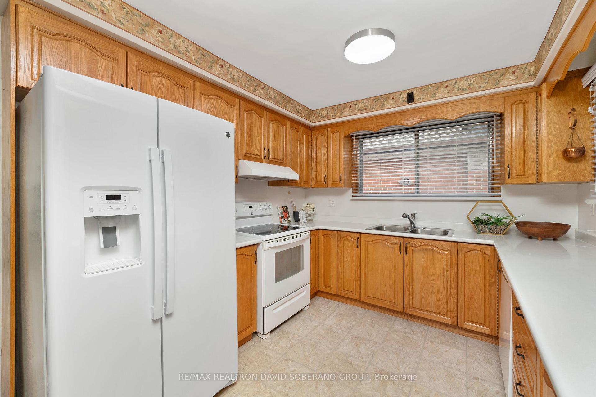 17 Clanton Crt, Toronto, ON M3H2W4 | 3 Bedroom 3 Bathroom Detached House | Image 12