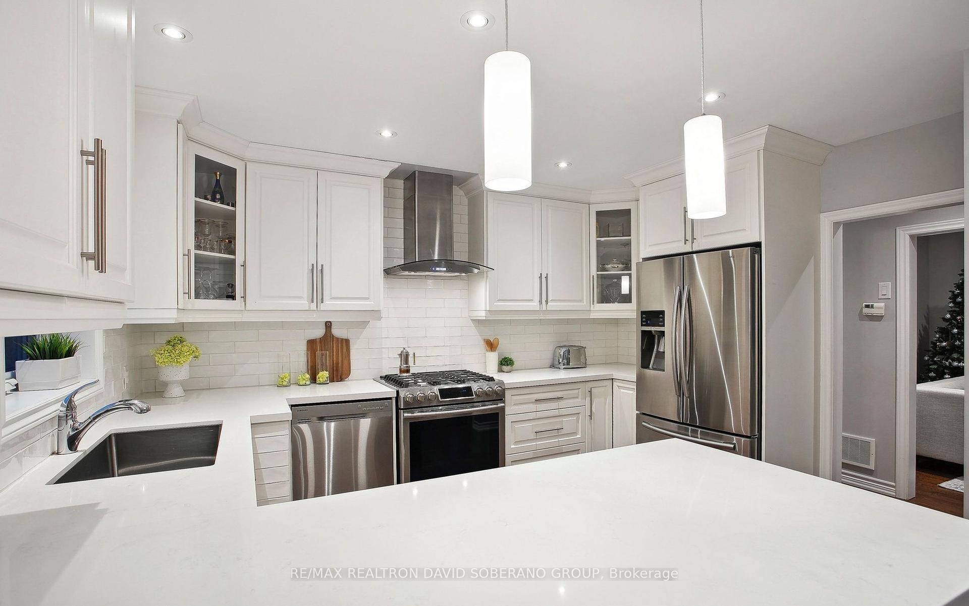 19 Vinci Cres, Toronto, ON M3H2Y6 | 3 Bedroom 2 Bathroom Detached House | Image 9