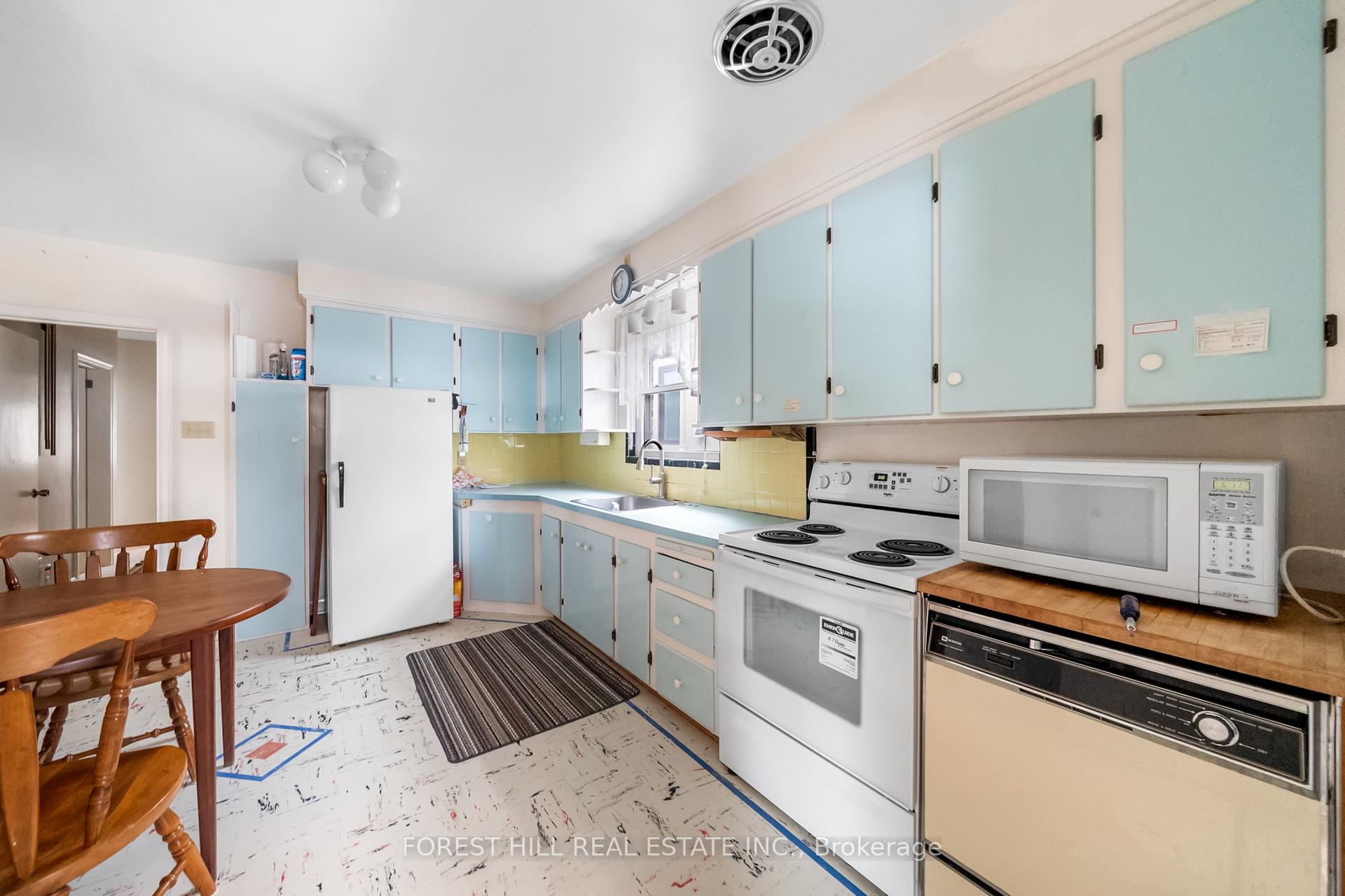 208 Park Home Ave, Toronto, ON M2R1A2 | 3 Bedroom 2 Bathroom Detached House | Image 12