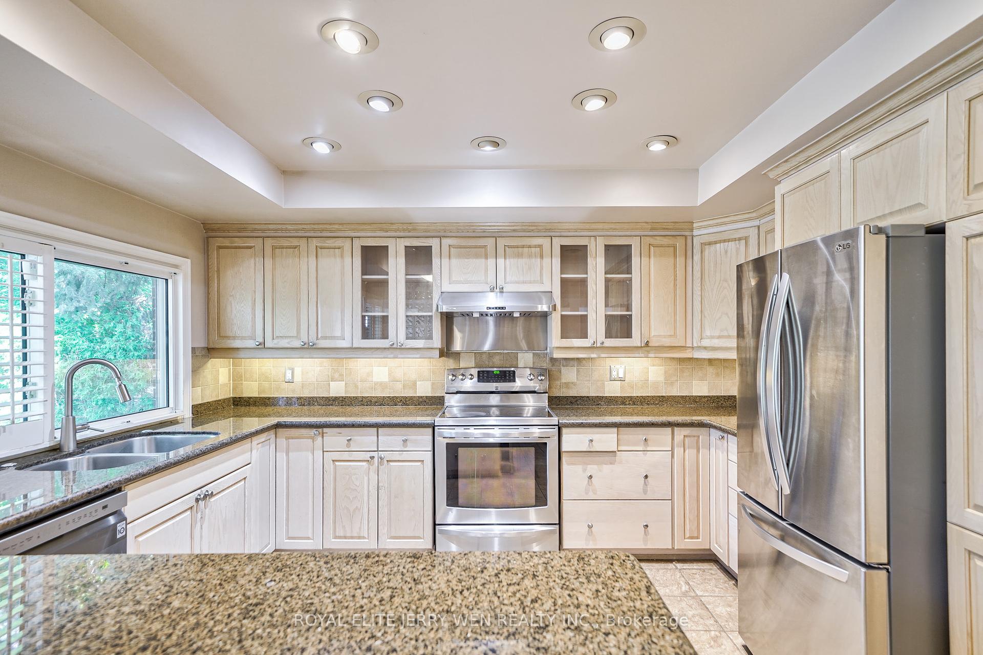 10 Mellowood Dr, Toronto, ON M2L2E3 | 4 Bedroom 3 Bathroom Detached House | Image 10