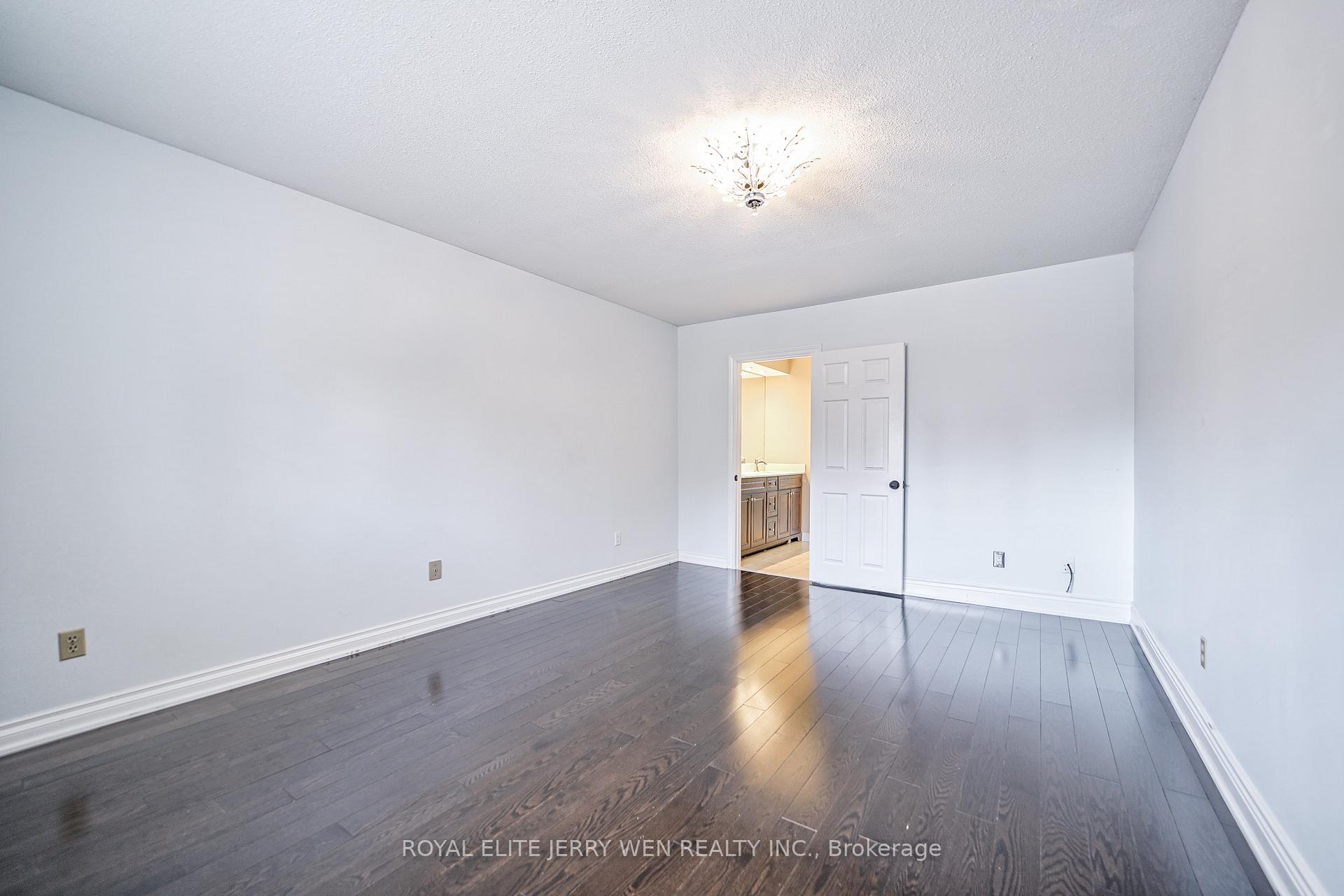 10 Mellowood Dr, Toronto, ON M2L2E3 | 4 Bedroom 3 Bathroom Detached House | Image 12