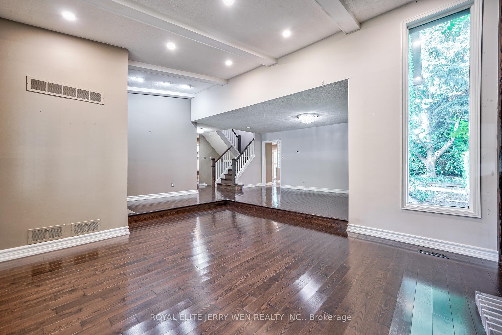 10 Mellowood Dr, Toronto, ON M2L2E3 | 4 Bedroom 3 Bathroom Detached House | Image 4