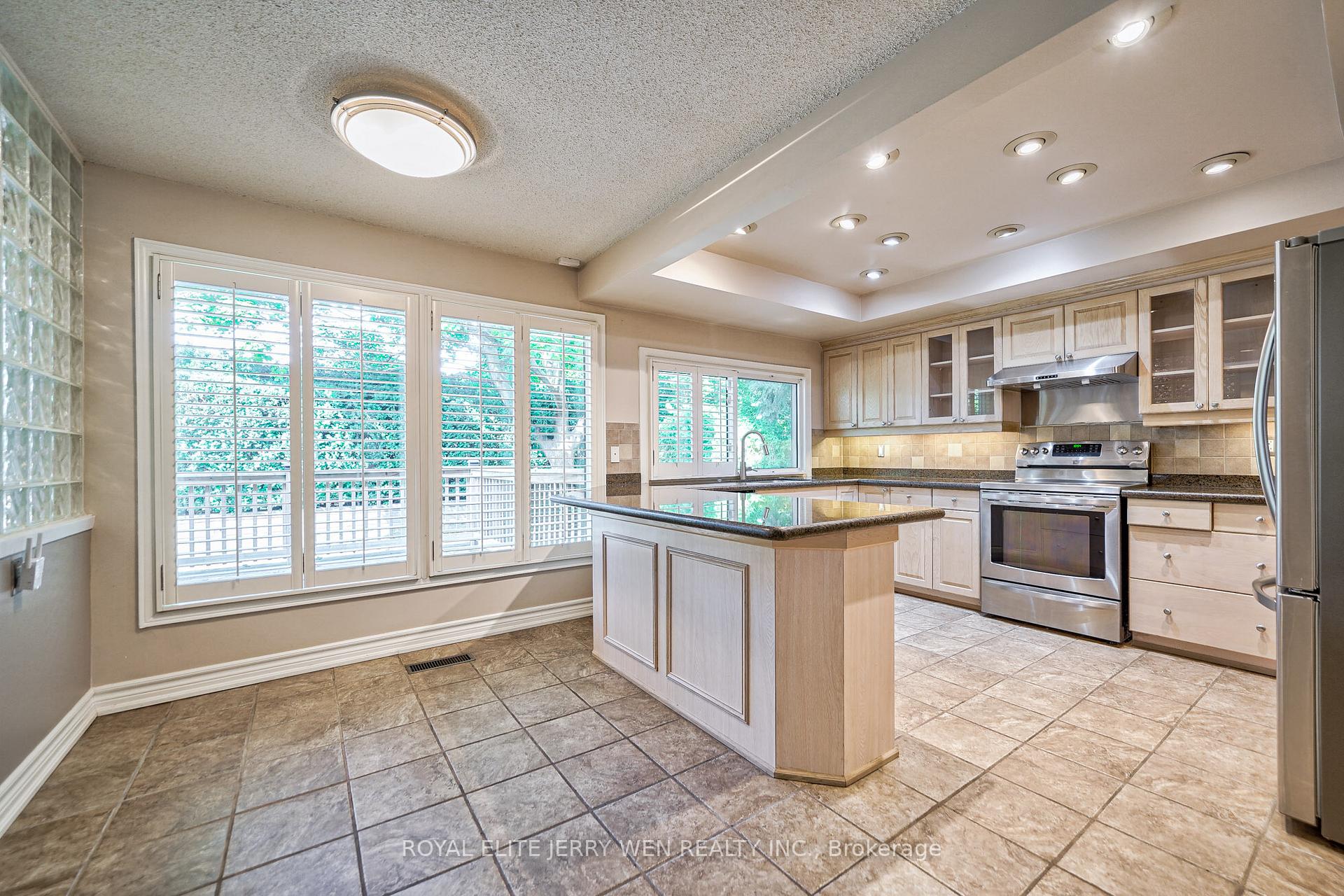 10 Mellowood Dr, Toronto, ON M2L2E3 | 4 Bedroom 3 Bathroom Detached House | Image 8