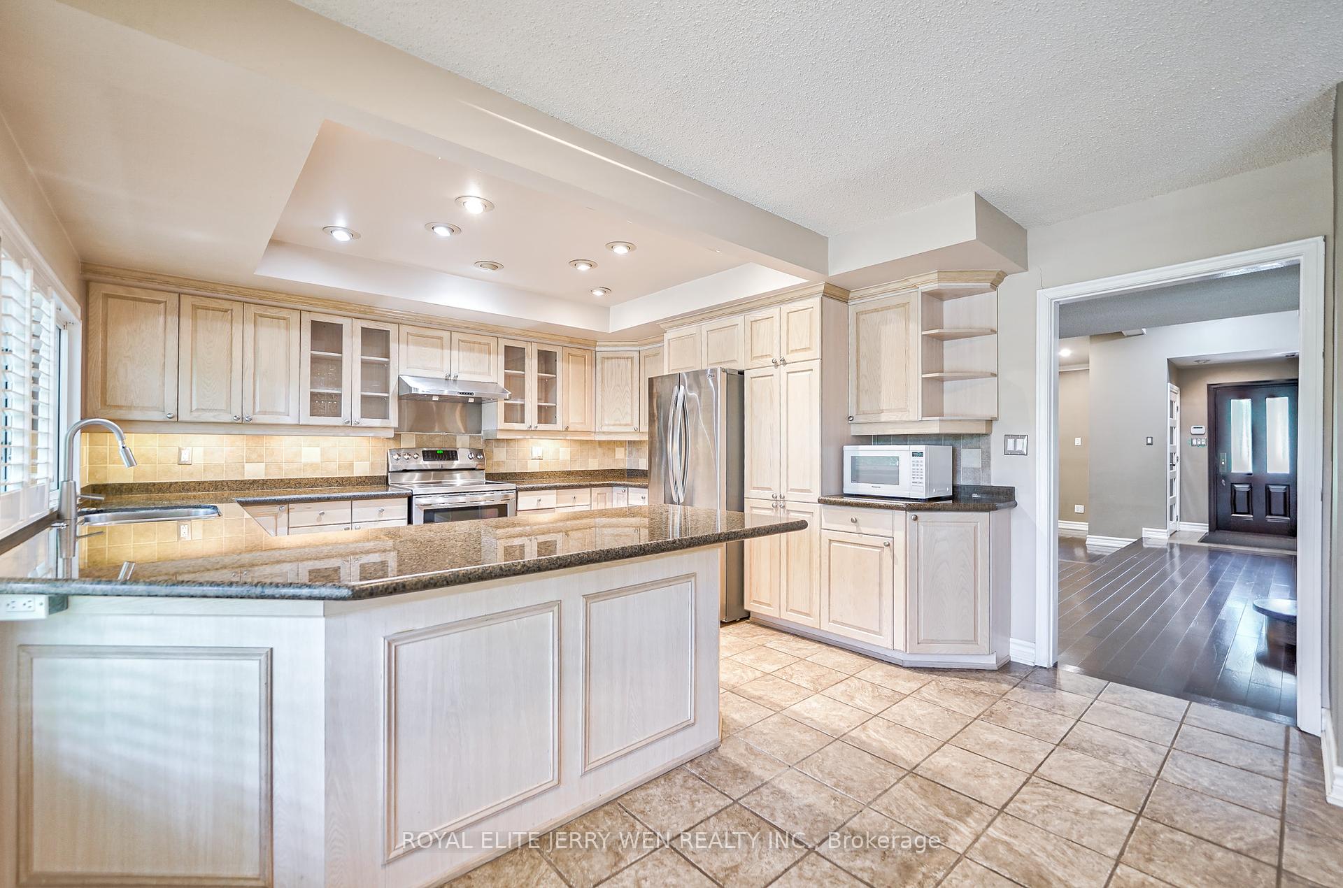 10 Mellowood Dr, Toronto, ON M2L2E3 | 4 Bedroom 3 Bathroom Detached House | Image 9