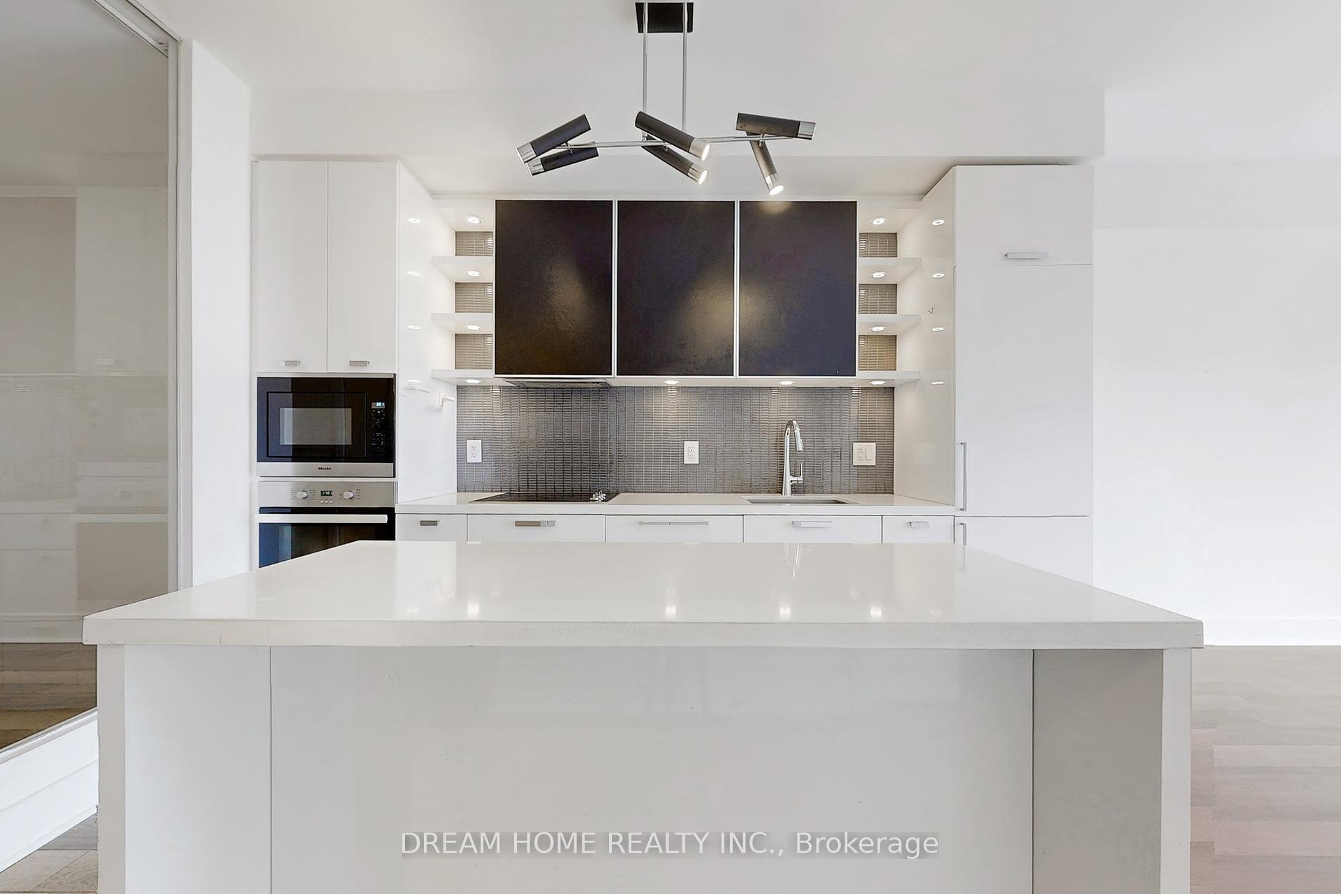 #1306 - 32 Davenport Rd, Toronto, ON M5R0B5 | 2 Bedroom 2 Bathroom Condo Apt | Image 1