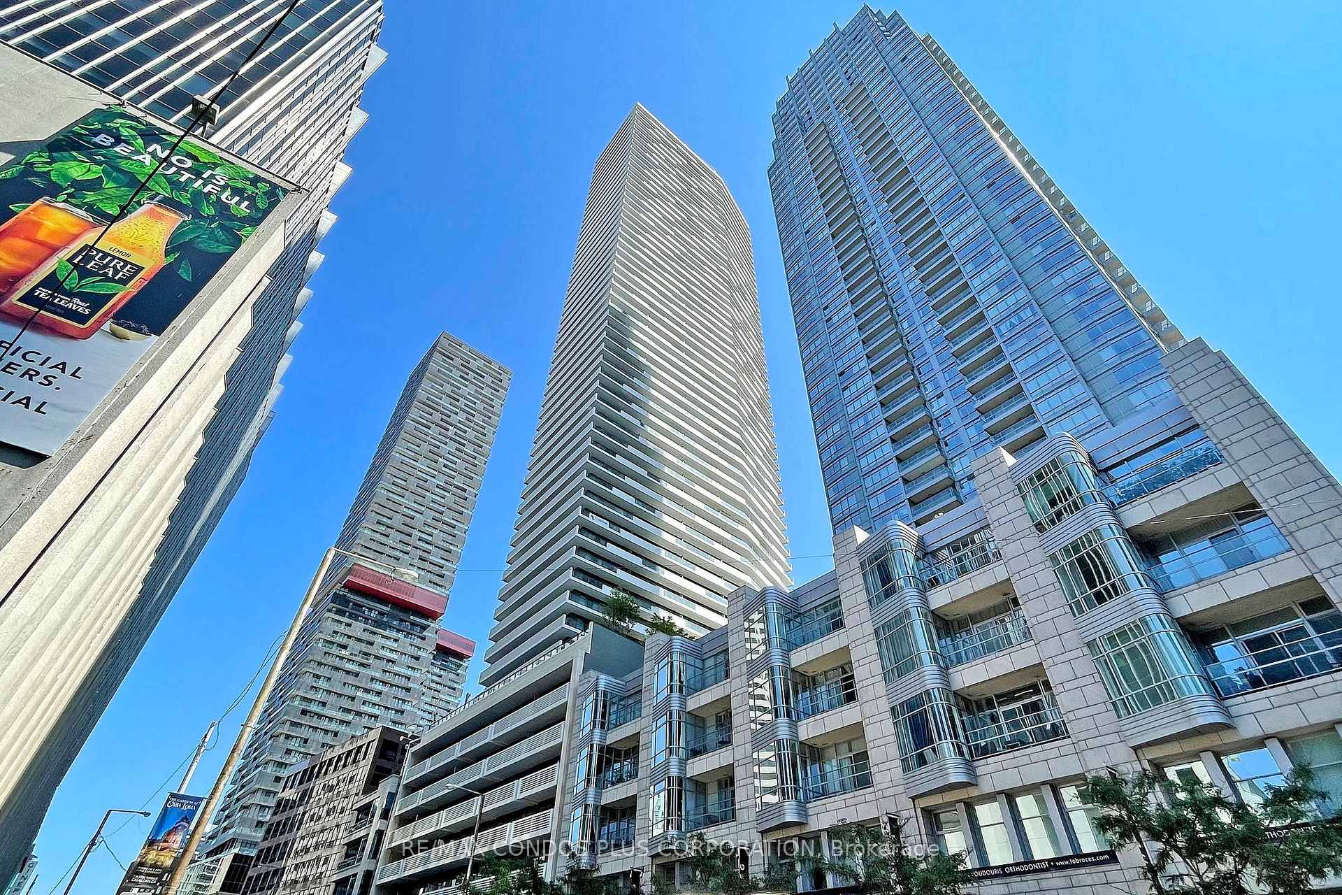 #2006 - 2221 Yonge St, Toronto, ON M4S0B8 | 1 Bedroom 1 Bathroom Condo Apt | Image 1