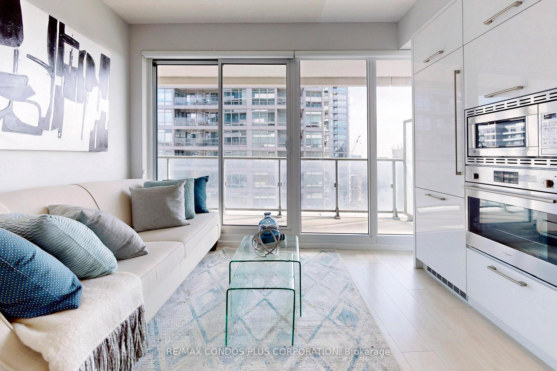 #2006 - 2221 Yonge St, Toronto, ON M4S0B8 | 1 Bedroom 1 Bathroom Condo Apt | Image 3