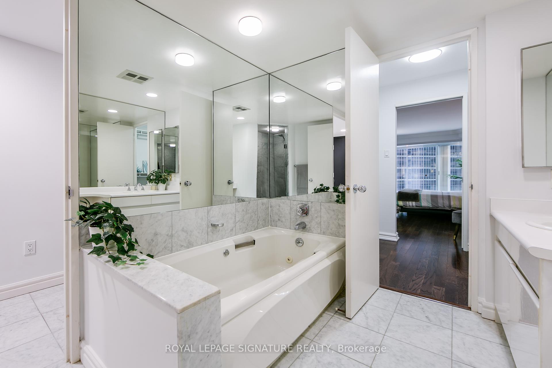 #605 - 33 University Ave, Toronto, ON M5J2S7 | 1 Bedroom 1 Bathroom Condo Apt | Image 32
