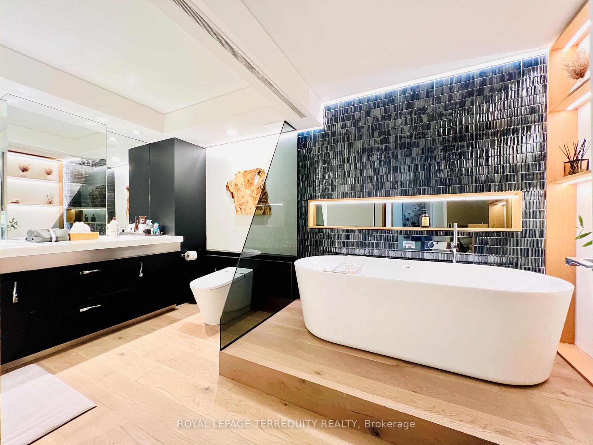 #703 - 1 Concorde Pl, Toronto, ON M3C3K6 | 2 Bedroom 2 Bathroom Condo Apt | Image 16